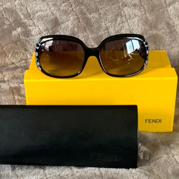 Limited Edition Fendi Sunglasses 409r - Picture 3 of 5